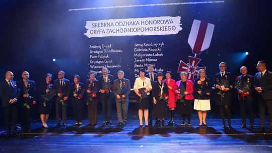 Gala 80‑lecia edukacji na Pomorzu Zachodnim: Jerzy Kołodziejczyk uhonorowany Srebrną Odznaką Honorową Gryfa