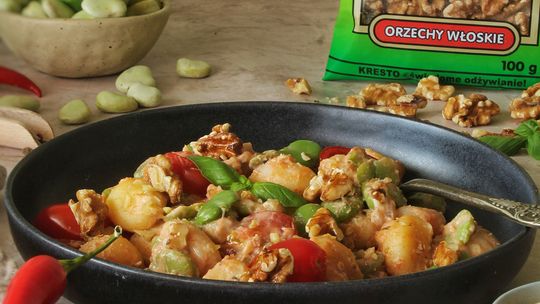 Gnocchi z bobem i orzechami włoskimi w sosie śmietanowym