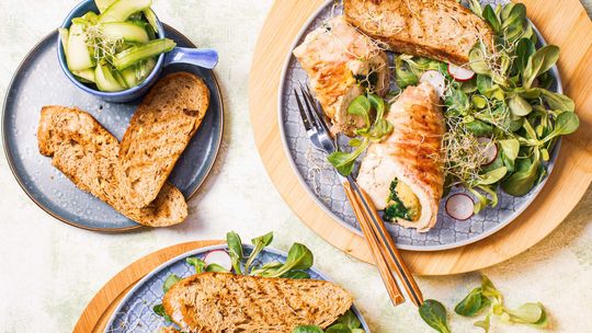 Grillowane kieszonki z kurczaka ze szpinakiem i cheddarem