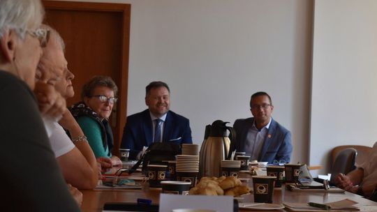Gryfice: Spotkanie Gminnej Rady Seniorów – Budujemy Przyszłość Razem!