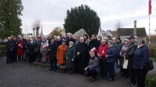 Gryfice: Wiązanki kwiatów przed „Głazem Marszałka”