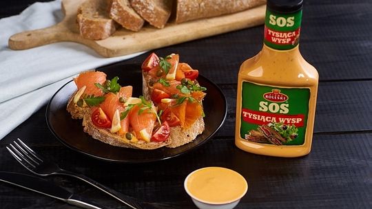 Grzanki z łososiem z dodatkiem Sosu Tysiąca Wysp Roleski