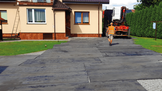 Gumowe płyty drogowe - dlaczego warto je stosować na placu budowy?