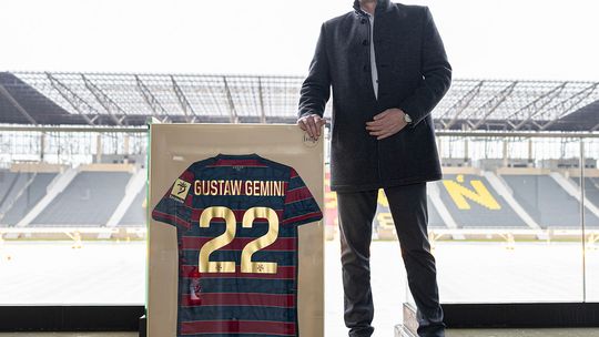 Gustaw Gemini w granatowo-bordowym zespole!