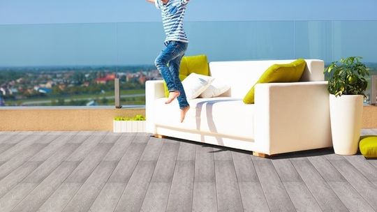 Harmonijne połączenie natury i nowoczesności  - taras z kompozytu