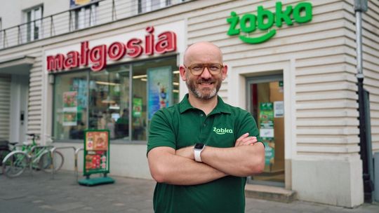 Historyczny neon „Małgosia” znów świeci na Żoliborzu