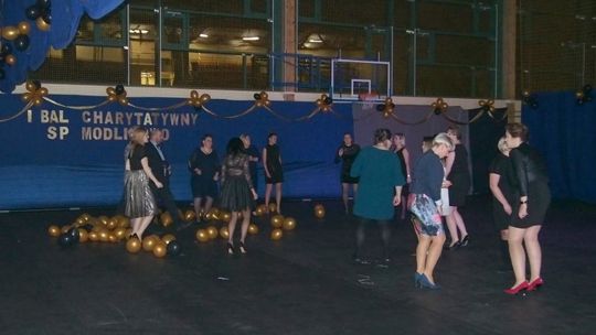 I Bal Charytatywny SP w Modlimowie na rzecz sztandaru dla szkoły