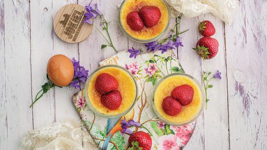 Idealny deser na lato - crème brûlée z truskawkami