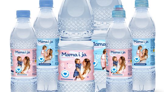 Ile wody powinna pić kobieta karmiąca? Fakty, rytuały i codzienne wybory