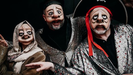 Improwizowana bajka zagrana w półmaskach. Wyjątkowy spektakl Wioski Artystycznej Janowo