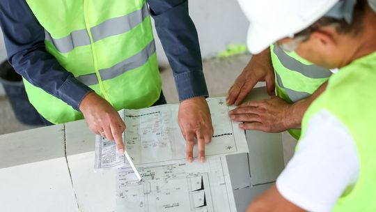 Jak budować, aby nie żałować? O tym warto pamiętać wybierając materiały budowlane.