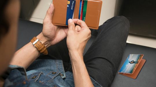 Jak dbać o skórzany portfel, aby służył przez lata?