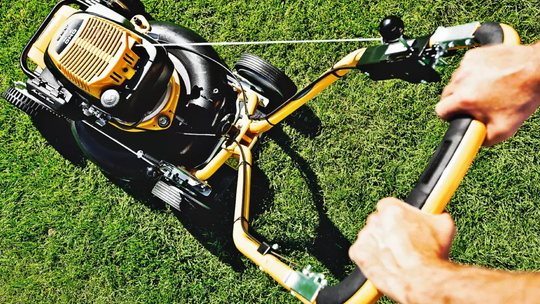 Jak dobrać paliwo do kosiarki spalinowej?