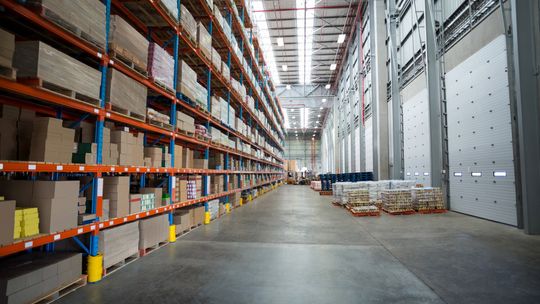 Jak dostosować halę magazynową do specyfiki branży?