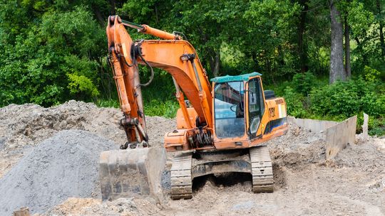 Jak działa koparko-ładowarka i gdzie znajduje zastosowanie?