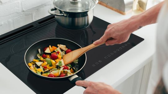 Jak gotować o 43% taniej? Koszty eksploatacji płyt indukcyjnych vs płyt gazowych