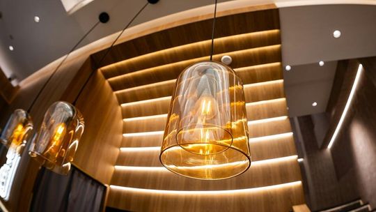 Jak minimalizować koszty utrzymania oświetlenia w inwestycjach komercyjnych?