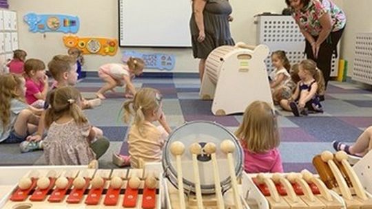 Jak muzyka pomaga przebodźcowanym dzieciom? Ciekawe wyniki badań z polskich przedszkoli