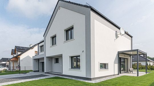 Jak naturalnie ochronić elewację przed brudem i szarzeniem