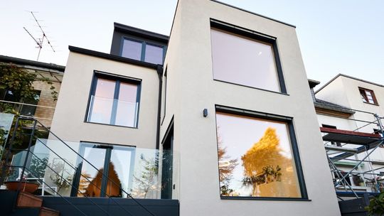 Jak odmienić wygląd starego domu? Postaw na duże okna!