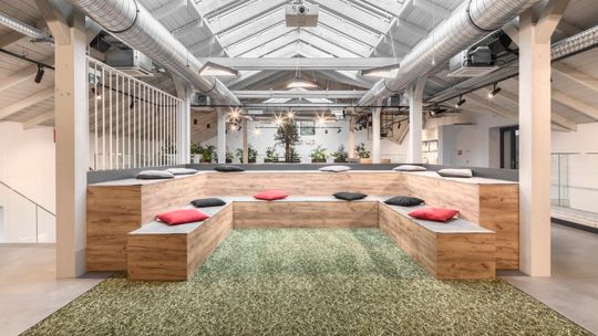 Jak połączyć lekkość i przyjazność przestrzeni z industrialnym, loftowym wnętrzem? Iliard prezentuje wnętrza Grape Up w krakowskim kompleksie Loft Park