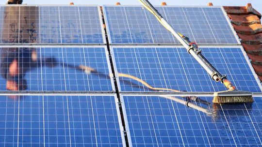 Jak poprawnie umyć panele fotowoltaiczne?