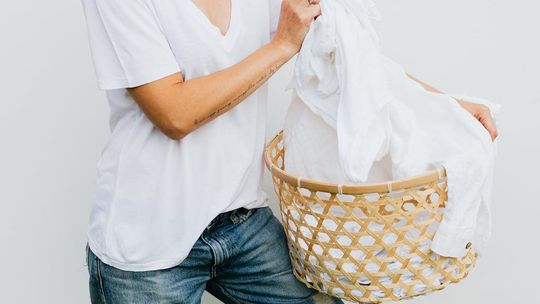 Jak prać, żeby naprawdę wyprać? O czystości, zapachu, miękkości i małych przyjemnościach ukrytych w tkaninach