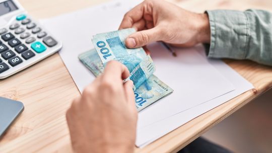 Jak przeprowadzić windykację na koszt dłużnika?