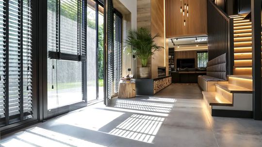 Jak przetrwać lato przy otwartych oknach? Moskitiery receptą na niechcianych gości