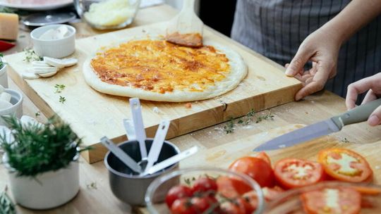 Jak przygotować domową pizzę idealną na chłodne jesienne wieczory
