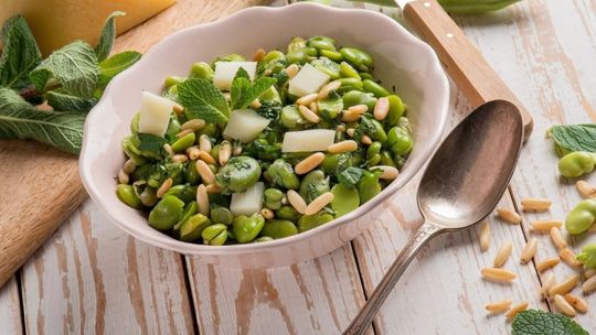 Jak szybko skomponować ciekawe i pełnowartościowe sałatki wiosenne?