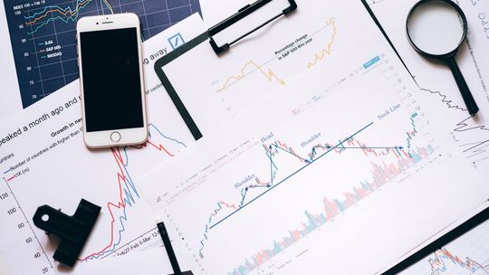 Jak uniknąć emocjonalnych pułapek podczas inwestowania na giełdzie?