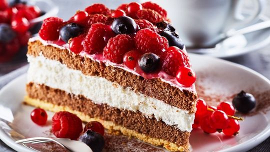 Jak upiec i udekorować tort? Porady dla początkujących cukierników