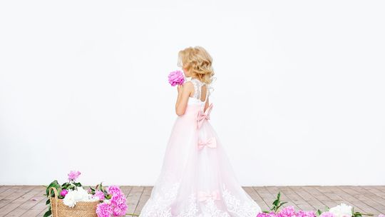 Jak wybrać elegancką, ale praktyczną sukienkę na wesele dla dziecka?