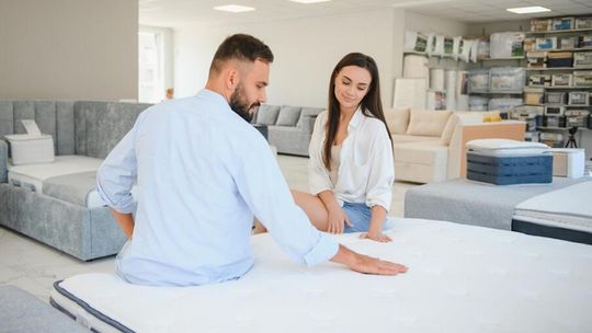 Jak wybrać materac dla pary? Praktyczne propozycje dla zdrowszego snu