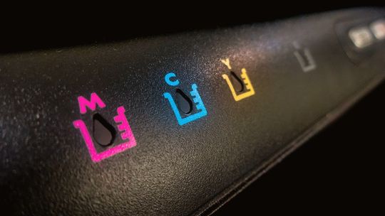 Jak wymienić tusz w drukarce i zrobić to dobrze