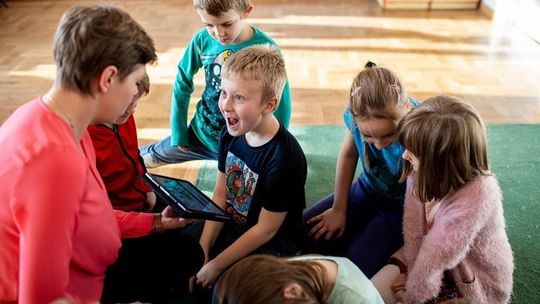 Jak wzmocnić kompetencje cyfrowe dzieci i nauczycieli? Zgłoś szkołę do programów Fundacji Orange.