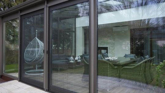 Jak zabezpieczyć wnętrze przed komarami? Postaw na skuteczną ochronę!