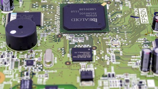 Jak zdobyć wiedzę z zakresu elektroniki potrzebną do napraw laptopów i komputerów?