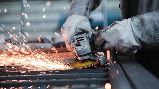 Jak zmniejszyć koszty w branży meblarskiej. Przykłady i kalkulacje