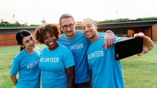 Jak zostać wolontariuszem i dlaczego warto? Dowiedz się