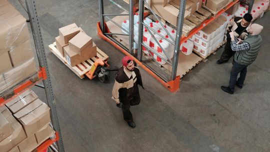 Jaki wózek podnośnikowy wybrać na halę magazynową?