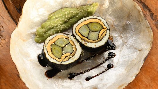 Japońska inspiracja z jajecznym akcentem – przepis na jajeczno-porowe sushi z awokado