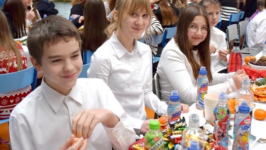 JASEŁKA I SZKOLNA WIGILIA W ZSP KARNICE