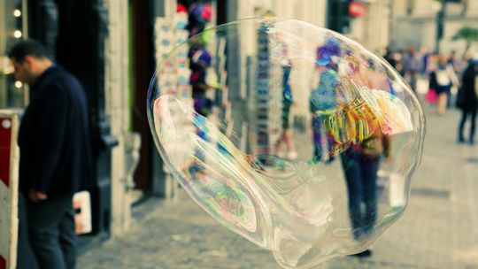 Już nie Czarny Piątek, ale Czarny Listopad. Czy sklepy będą nas mamić sztucznymi promocjami?