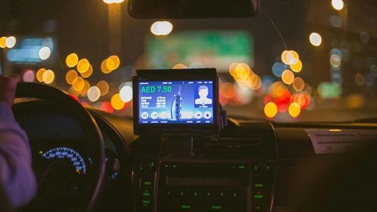 Kariera za kółkiem – ile kosztuje zawód taksówkarza, a ile kierowcy aplikacyjnego?