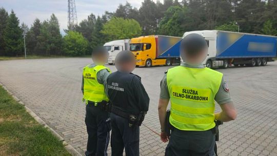 KAS i Policja zabezpieczyły ponad 100 kg kokainy ukrytej w naczepie ciężarówki