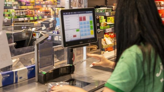 Kasjerzy sklepowi chcą pracować w każdą niedzielę. Wystarczy, że dostaną podwójne wynagrodzenie