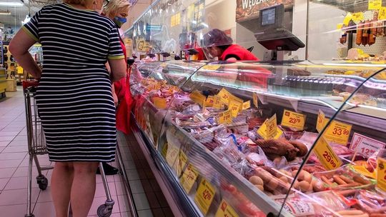 Kiedy Polacy rezygnują z zakupu mięsa? Gdy ma wysoką cenę i źle wygląda. Ekologia też potrafi zniechęcić