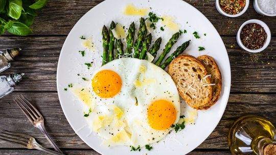 Kilka sposobów na szparagi z jajkiem